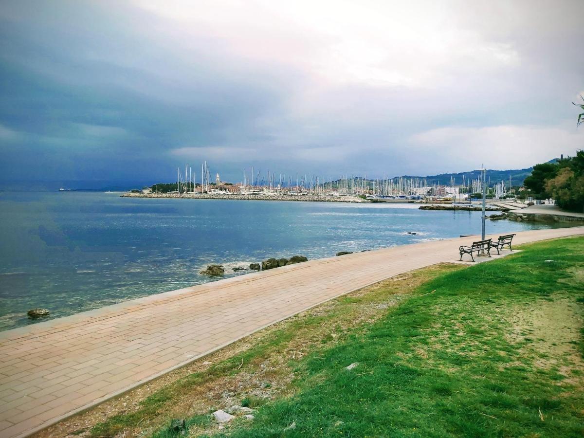Apartmaji V Izoli Babic, Simonov Zaliv Izola Exterior foto