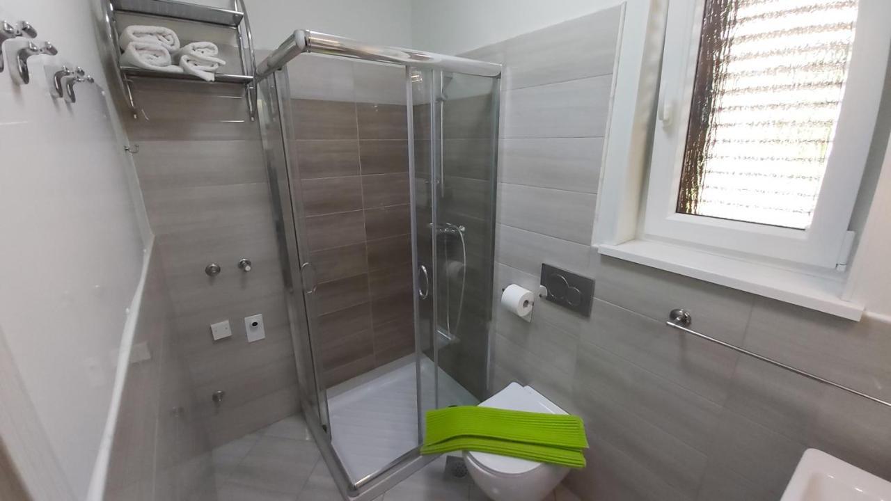 Apartmaji V Izoli Babic, Simonov Zaliv Izola Exterior foto