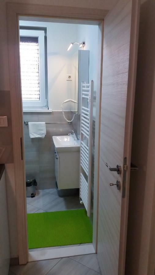 Apartmaji V Izoli Babic, Simonov Zaliv Izola Exterior foto